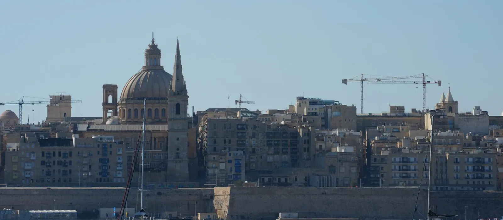 Il profilo di La Valletta, a Malta, visto dal mare con barche ormeggiate